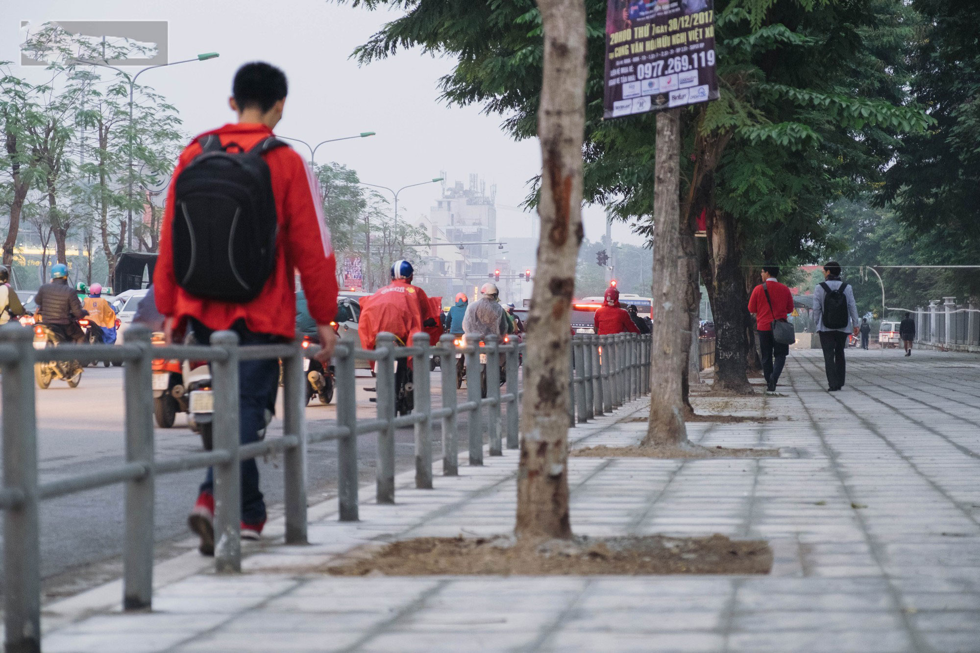 Hà Nội lắp barie ngăn xe máy tràn lên vỉa hè, giờ tan tầm nhiều phương tiện vẫn lao vun vút